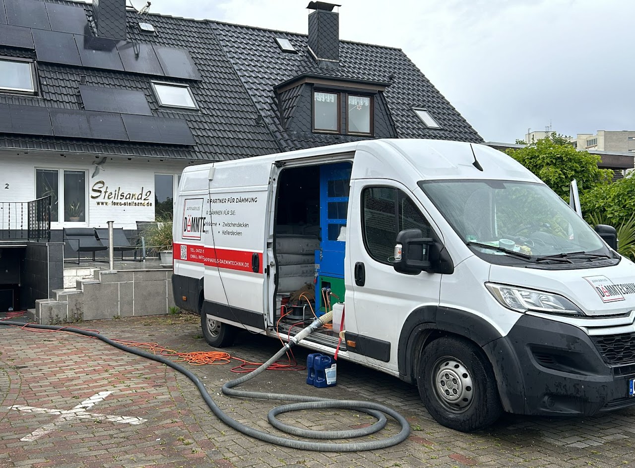 Appiarius Fahrzeug vor einem Wohn- und Ferienobjekt